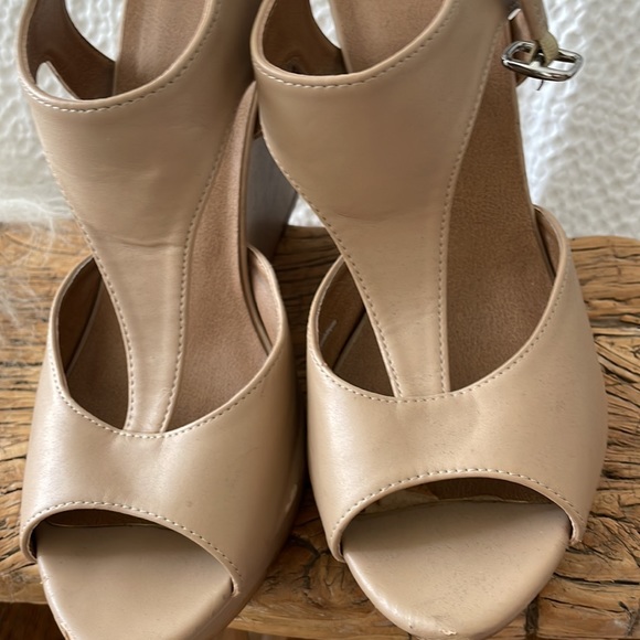 BP Tan Wedge Heels - Picture 2 of 2